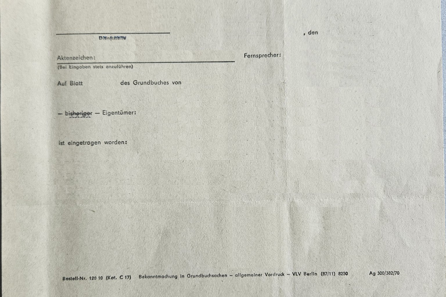 Ein alter, leerer Vordruck in Grundbuchsachen: „Auf Blatt … des Grundbuches von … ist eingetragen worden“