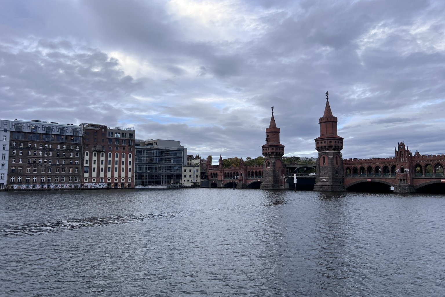 Die Oberbaumbrücke in Berlin über der Spree unter bewölktem Himmel