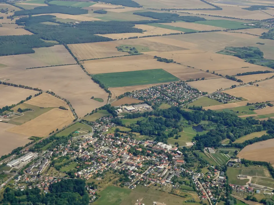 Blumberg in der Gemeinde Ahrensfelde aus der Luft: Felder, dazwischen die Ortslage und kleinere Siedlungen