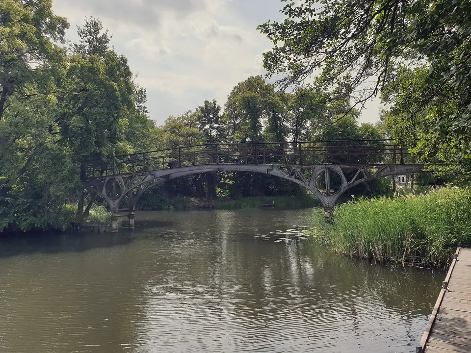 Gemauerte Bogenbrücke über ein von Bäumen gesäumtes Gewässer am Treidelweg in Eberswalde