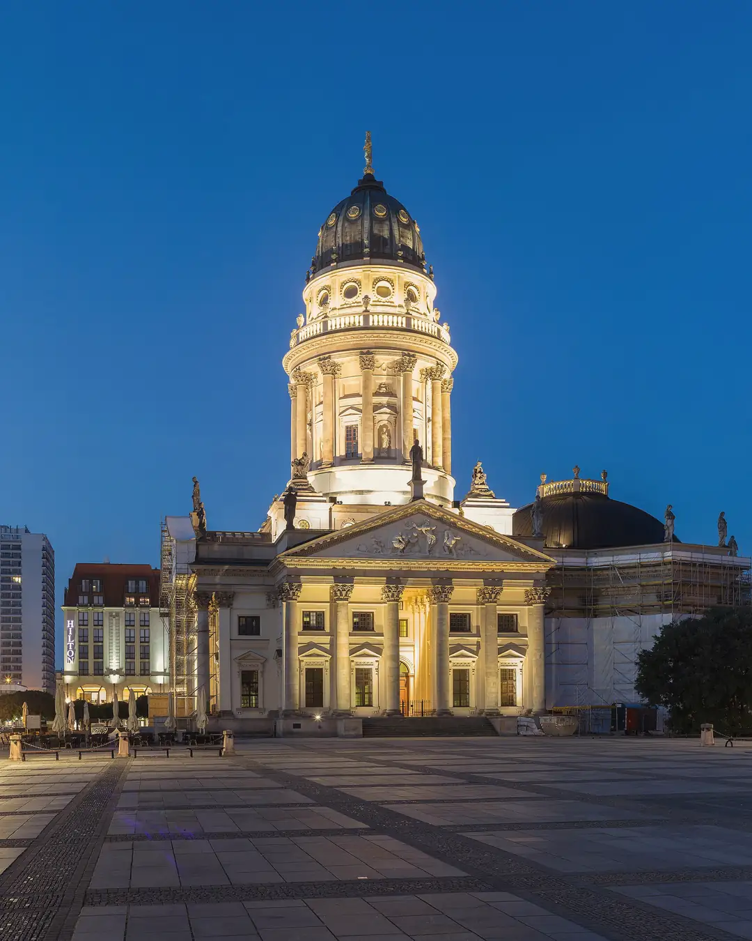 Deutscher Dom am Gendarmenmarkt in Berlin-Mitte zur blauen Stunde
