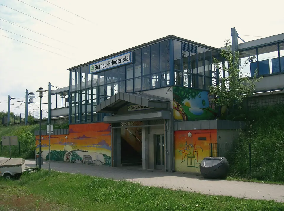 Der S-Bahnhof Bernau-Friedenstal: ein Zugangsgebäude mit Glasaufbau und bunt bemalten Wänden
