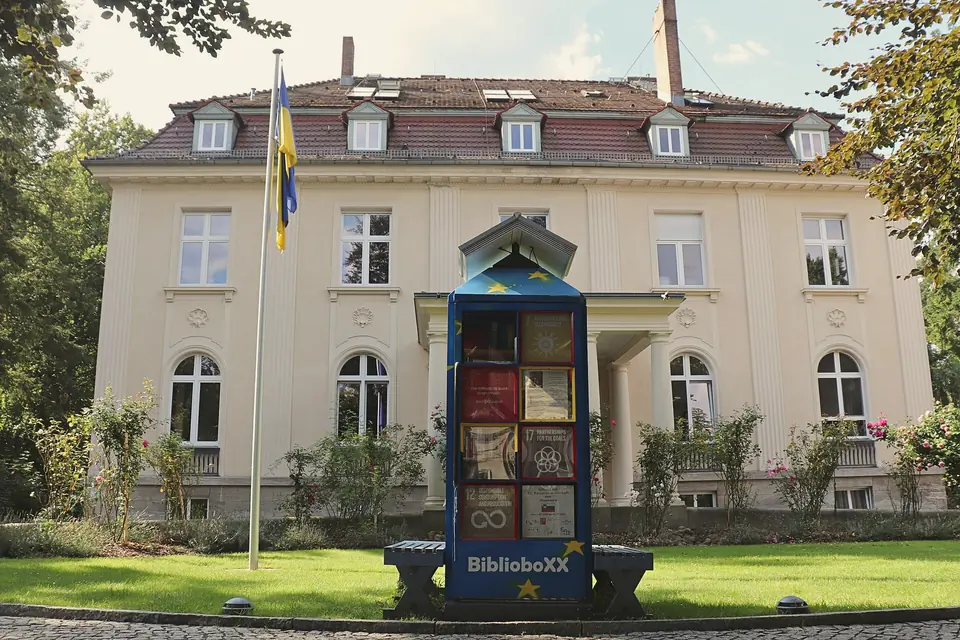 Helle Villa der Europäischen Akademie in der Bismarckallee mit Garten und Vorplatz