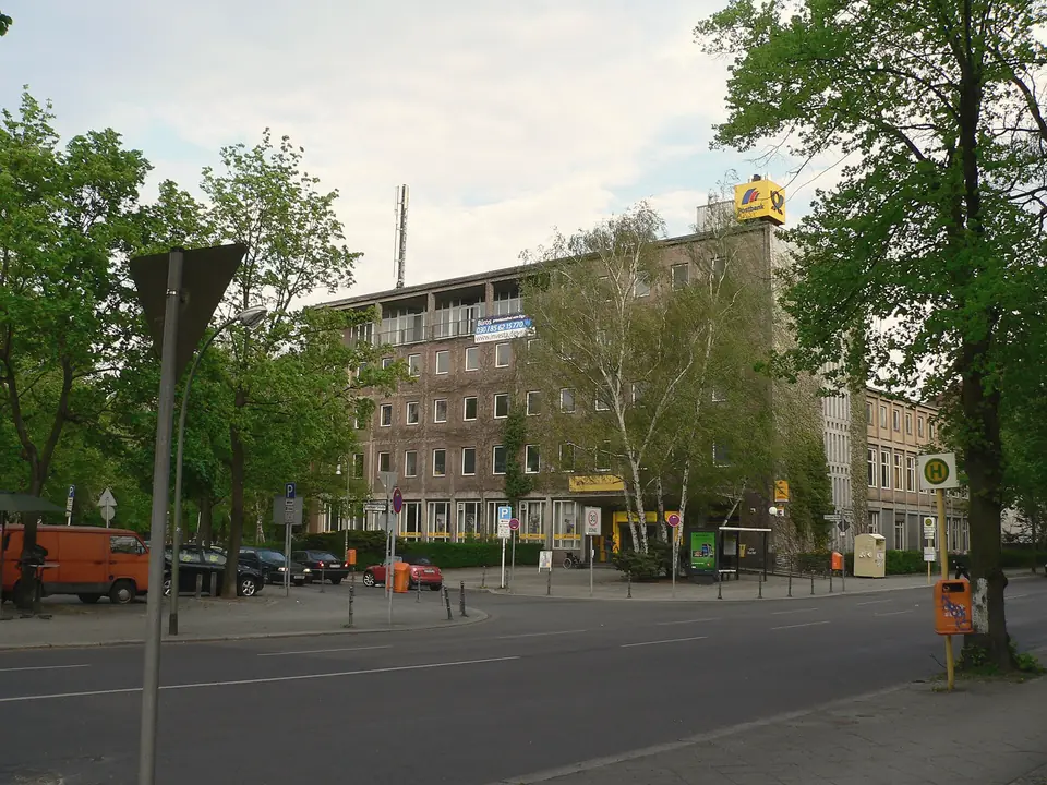 Das Postgebäude an der Ecke Berkaer Straße und Kissinger Straße in Schmargendorf, davor Straßenbäume