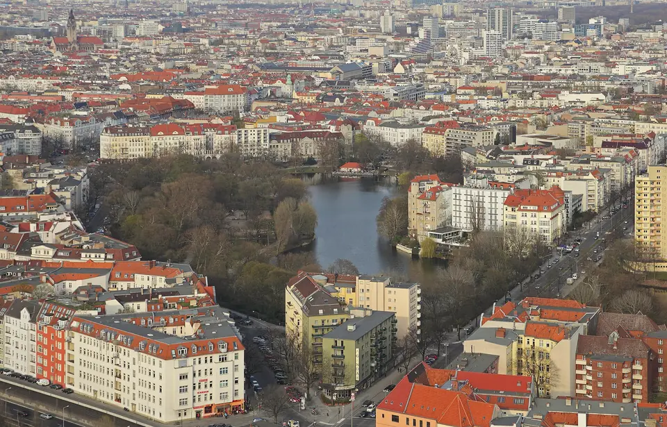 Blick vom Funkturm über Witzleben: Altbauten mit roten Dächern rund um den Lietzenseepark