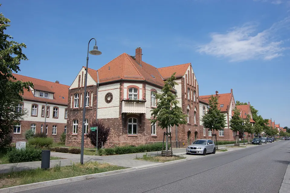 Klinkerhäuser der denkmalgeschützten Schwartzkopff-Siedlung an einer Straße in Wildau
