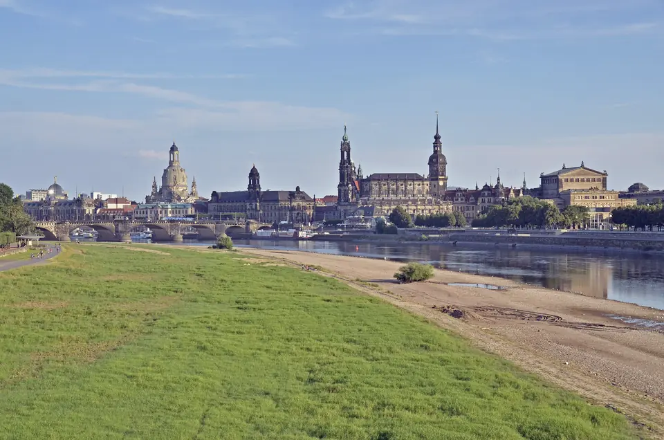 Elbwiesen in der Neustadt mit Blick auf Augustusbrücke, Frauenkirche, Hofkirche und Semperoper