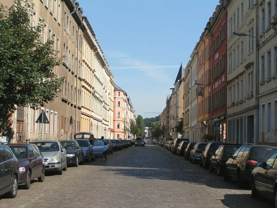 Hechtstraße im Hechtviertel mit Kopfsteinpflaster, parkenden Autos und vierstöckigen Gründerzeithäusern auf beiden Seiten