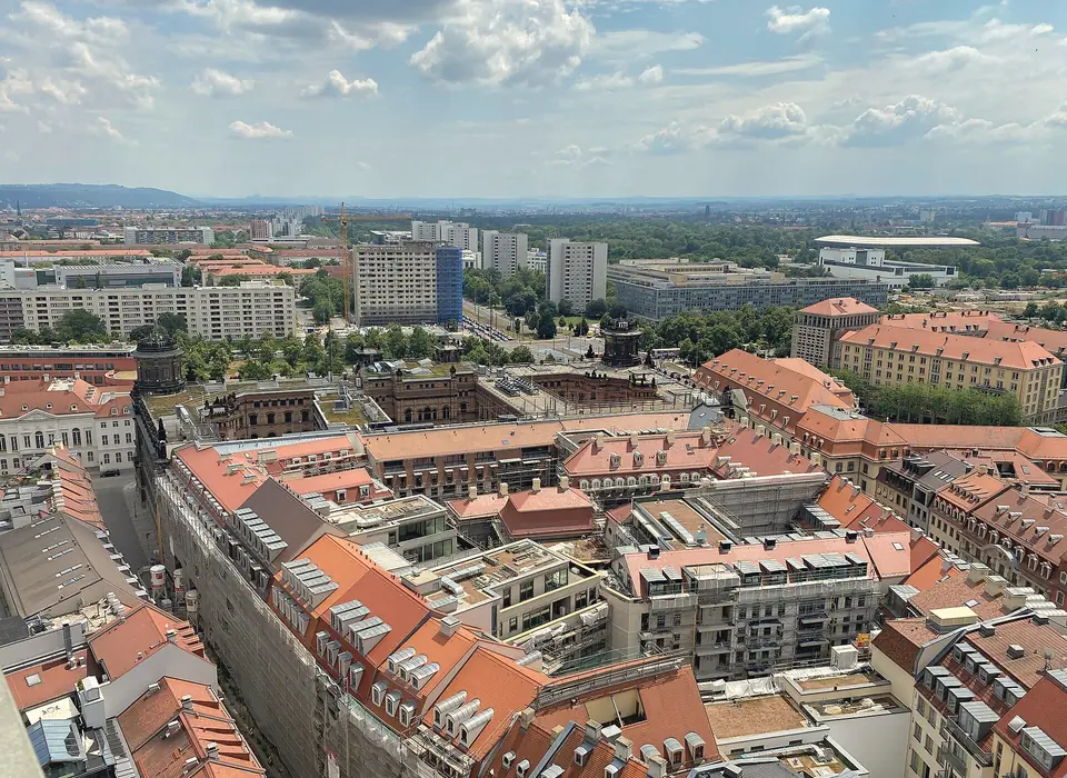 Blick von oben über die Dächer am Neumarkt zum Pirnaischen Platz und in die Pirnaische Vorstadt mit Wohnblöcken, im Hintergrund weitere Stadtteile