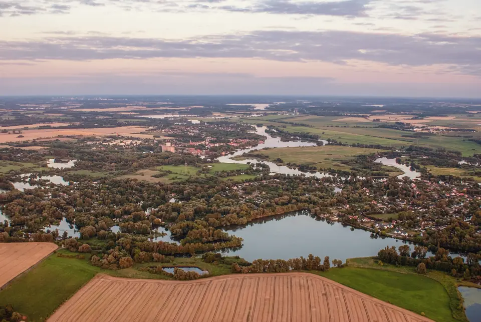 Ketzin/Havel im Abendlicht aus der Luft, Blick nach Süden über die Stadt und die Havel mit ihren Inseln