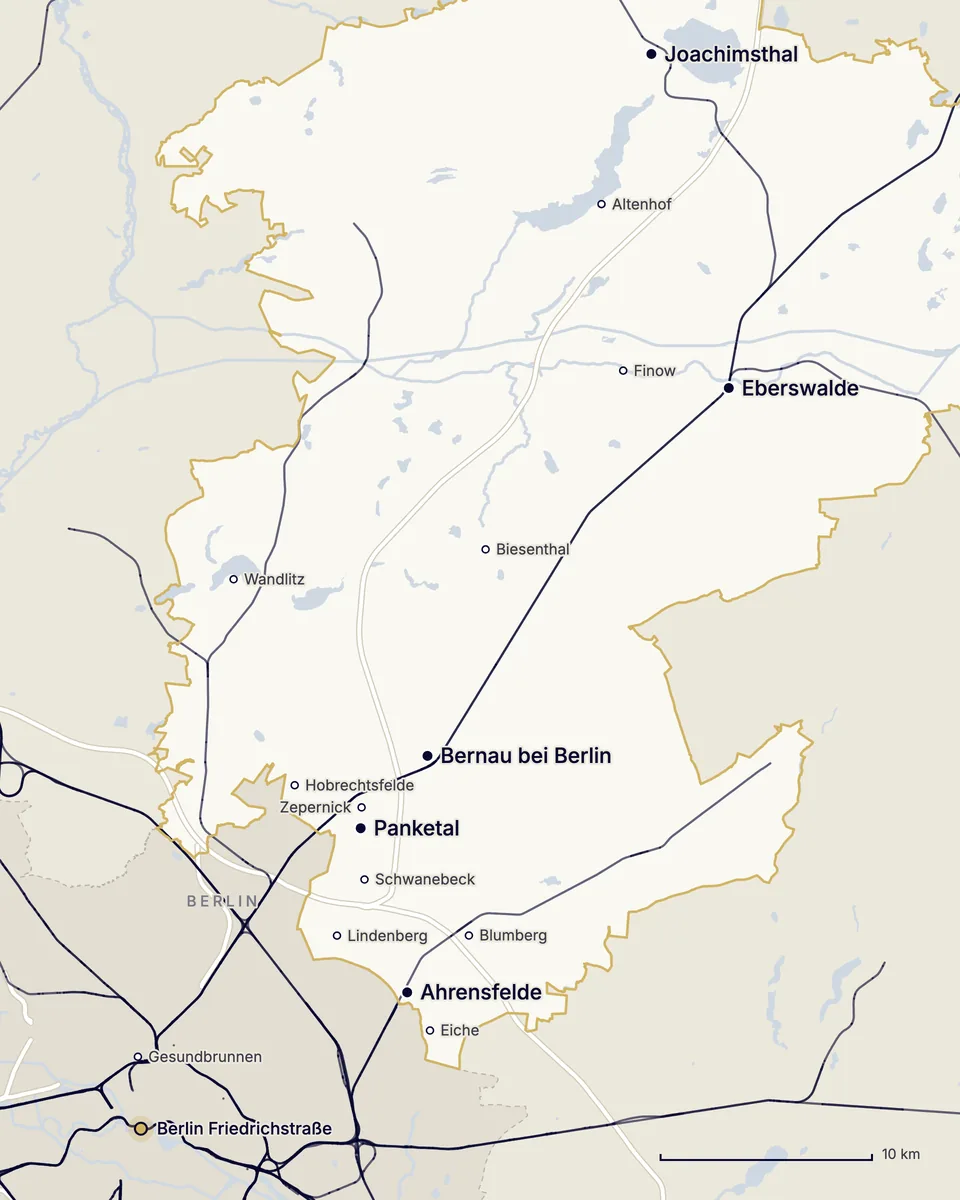 Karte des Landkreises Barnim bis Berlin: Bernau bei Berlin, Panketal, Ahrensfelde, Eberswalde und Joachimsthal, die Orte Zepernick, Schwanebeck, Lindenberg, Blumberg, Eiche, Hobrechtsfelde, Wandlitz, Biesenthal, Finow und Altenhof, dazu Bahnstrecken, Gewässer, die Autobahn und der Bahnhof Berlin Friedrichstraße, auf den sich die Fahrzeiten beziehen