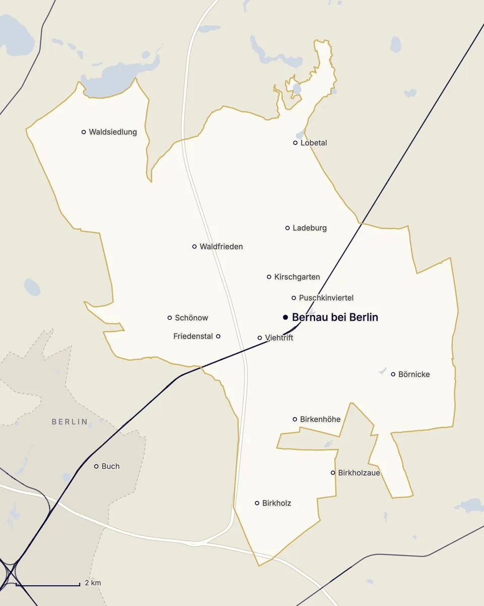 Karte der Stadt Bernau bei Berlin mit der Kernstadt und den Ortsteilen Schönow, Ladeburg, Lobetal, Waldfrieden, Börnicke, Birkenhöhe, Birkholz und Birkholzaue, dazu Friedenstal, Viehtrift, Puschkinviertel, Kirschgarten und die Waldsiedlung, im Südwesten Berlin mit Buch, außerdem die Bahnstrecken und die Autobahnen
