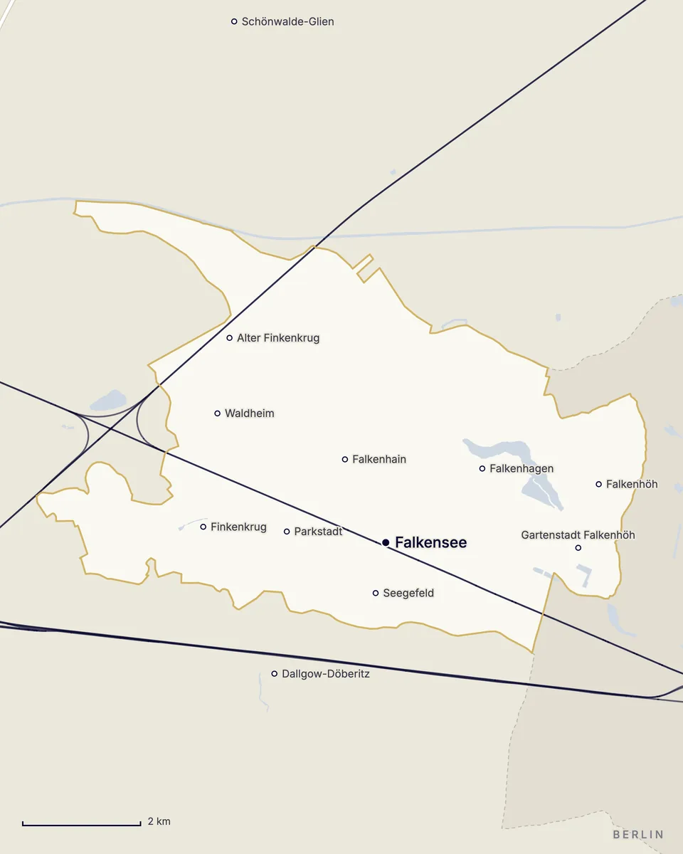 Karte der Stadt Falkensee: Falkensee mit Seegefeld, Finkenkrug, Falkenhain, Waldheim, Falkenhagen und Falkenhöh, dazu die Bahnstrecken, der Falkenhagener See und die Grenze zu Berlin im Osten