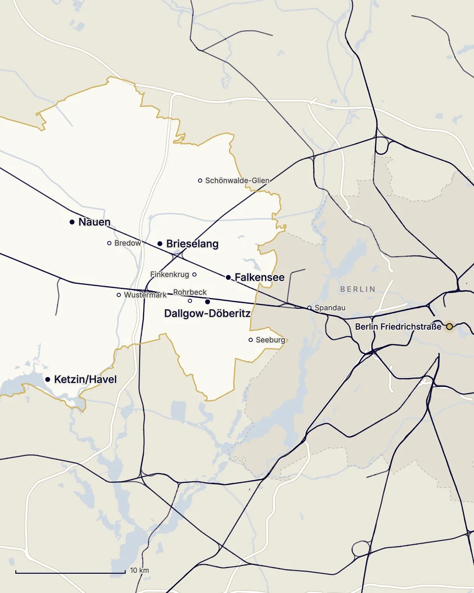 Karte des östlichen Landkreises Havelland bis Berlin: Falkensee, Dallgow-Döberitz, Brieselang, Nauen und Ketzin/Havel, die Orte Schönwalde-Glien, Finkenkrug, Bredow, Wustermark, Rohrbeck und Seeburg, dazu Bahnstrecken, Autobahnen, Gewässer, Spandau und der Bahnhof Berlin Friedrichstraße