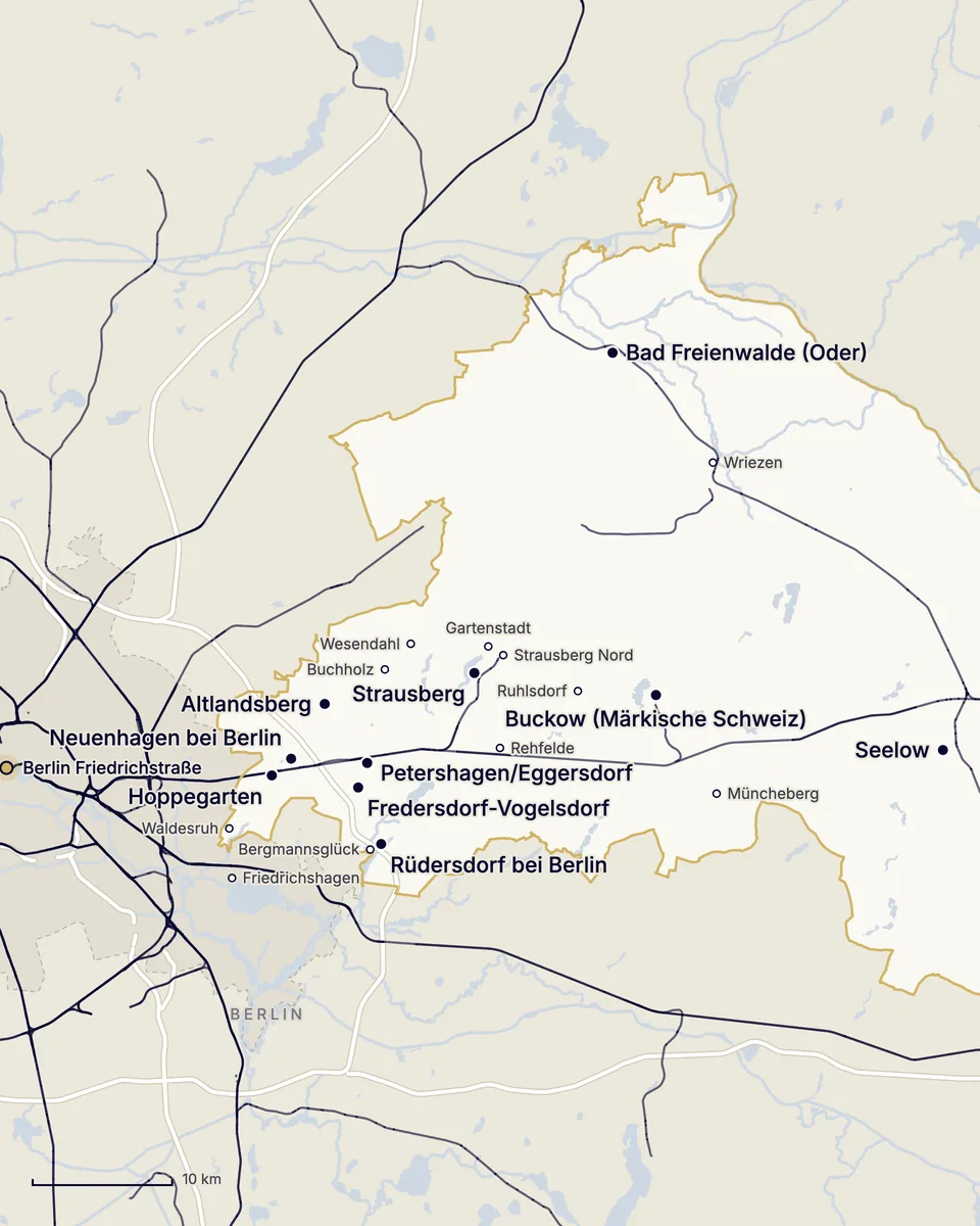 Karte des Landkreises Märkisch-Oderland bis Berlin: Strausberg, Neuenhagen bei Berlin, Hoppegarten, Petershagen/Eggersdorf, Fredersdorf-Vogelsdorf, Altlandsberg, Rüdersdorf bei Berlin, Buckow (Märkische Schweiz), Seelow und Bad Freienwalde (Oder), die Orte Strausberg Nord, Gartenstadt, Wesendahl, Buchholz, Ruhlsdorf, Rehfelde, Müncheberg, Wriezen, Waldesruh und Bergmannsglück, dazu Bahnstrecken, Autobahnen, Gewässer, Friedrichshagen und der Bahnhof Berlin Friedrichstraße