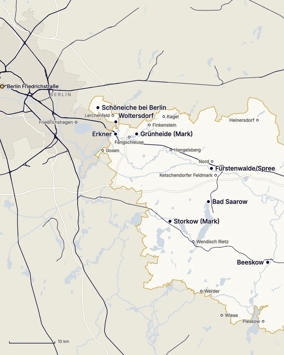 Karte des westlichen Landkreises Oder-Spree bis Berlin: Erkner, Woltersdorf, Schöneiche bei Berlin, Grünheide (Mark), Fürstenwalde/Spree, Bad Saarow, Storkow (Mark) und Beeskow, die Orte Lerchenfeld, Kagel, Finkenstein, Fangschleuse, Gosen, Hangelsberg, Fürstenwalde Nord, Ketschendorfer Feldmark, Heinersdorf, Wendisch Rietz, Werder, Wiese und Pieskow, dazu Bahnstrecken, Autobahnen, Gewässer, Friedrichshagen und der Bahnhof Berlin Friedrichstraße