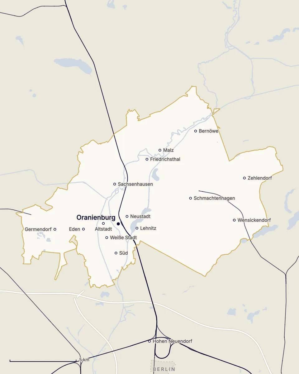 Karte der Stadt Oranienburg: Altstadt, Neustadt, Süd, Eden und Weiße Stadt, die Ortsteile Sachsenhausen, Lehnitz, Germendorf, Friedrichsthal, Malz, Schmachtenhagen mit Bernöwe, Wensickendorf und Zehlendorf, dazu Bahnstrecken, Gewässer, die Autobahn und Hohen Neuendorf an der Grenze zu Berlin