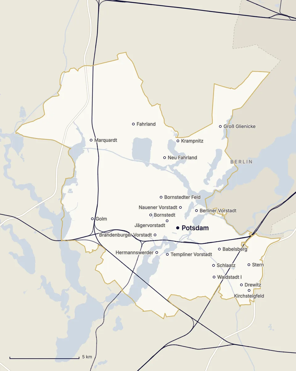 Karte der Stadt Potsdam: das Zentrum mit Berliner, Nauener, Jäger- und Brandenburger Vorstadt, Bornstedt und dem Bornstedter Feld; im Süden Babelsberg, Templiner Vorstadt, Hermannswerder, Schlaatz, Waldstadt I, Stern, Drewitz und Kirchsteigfeld; im Norden und Westen Golm, Marquardt, Fahrland, Neu Fahrland, Krampnitz und Groß Glienicke; dazu Bahnstrecken, Havel und Seen, Autobahnen und die Grenze zu Berlin