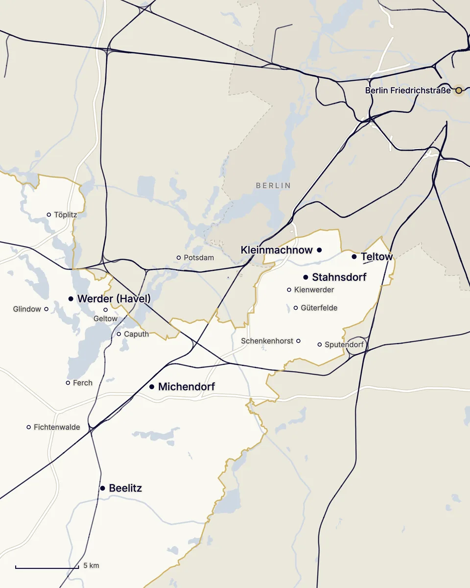 Karte des nordöstlichen Landkreises Potsdam-Mittelmark bis Berlin: Teltow, Kleinmachnow, Stahnsdorf, Werder (Havel), Michendorf und Beelitz, die Orte Töplitz, Glindow, Geltow, Caputh, Ferch, Fichtenwalde, Kienwerder, Güterfelde, Schenkenhorst und Sputendorf, dazu Bahnstrecken, Autobahnen, Gewässer, Potsdam und der Bahnhof Berlin Friedrichstraße