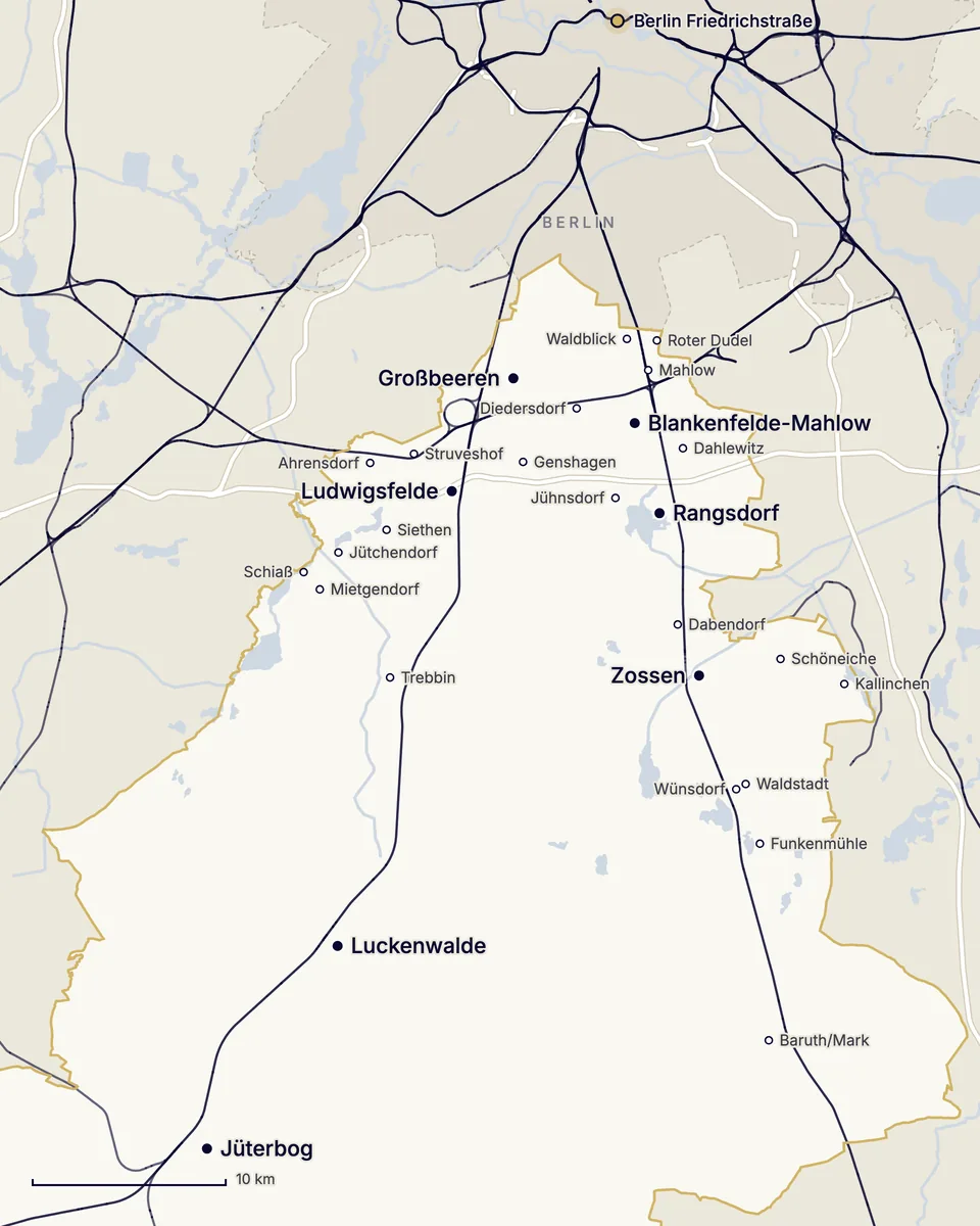 Karte des nördlichen und mittleren Landkreises Teltow-Fläming bis Berlin: Ludwigsfelde, Großbeeren, Blankenfelde-Mahlow, Rangsdorf, Zossen, Luckenwalde und Jüterbog, die Orte Waldblick, Roter Dudel, Mahlow, Diedersdorf, Ahrensdorf, Struveshof, Genshagen, Dahlewitz, Jühnsdorf, Siethen, Jütchendorf, Schiaß, Mietgendorf, Trebbin, Dabendorf, Schöneiche, Kallinchen, Wünsdorf, Waldstadt, Funkenmühle und Baruth/Mark, dazu Bahnstrecken, Autobahnen, Gewässer und der Bahnhof Berlin Friedrichstraße
