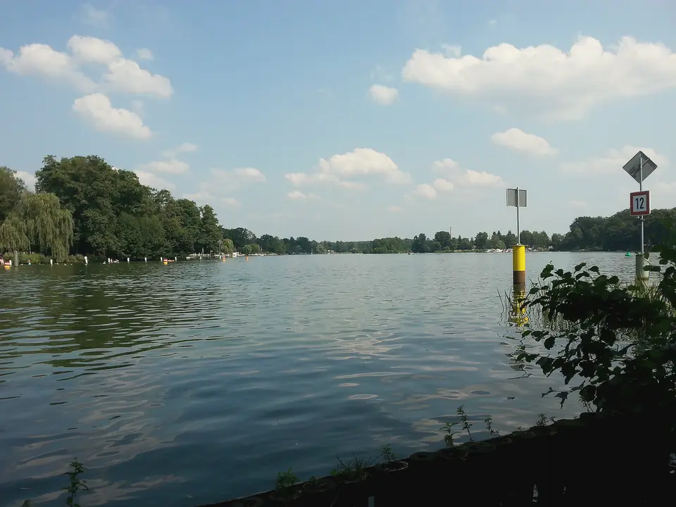 Krimnicksee bei Neue Mühle mit bewaldetem Ufer im Sommer