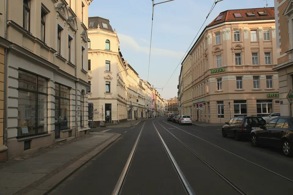Die Georg-Schwarz-Straße an der Ecke Spittastraße mit Straßenbahngleisen und sanierten Altbauten