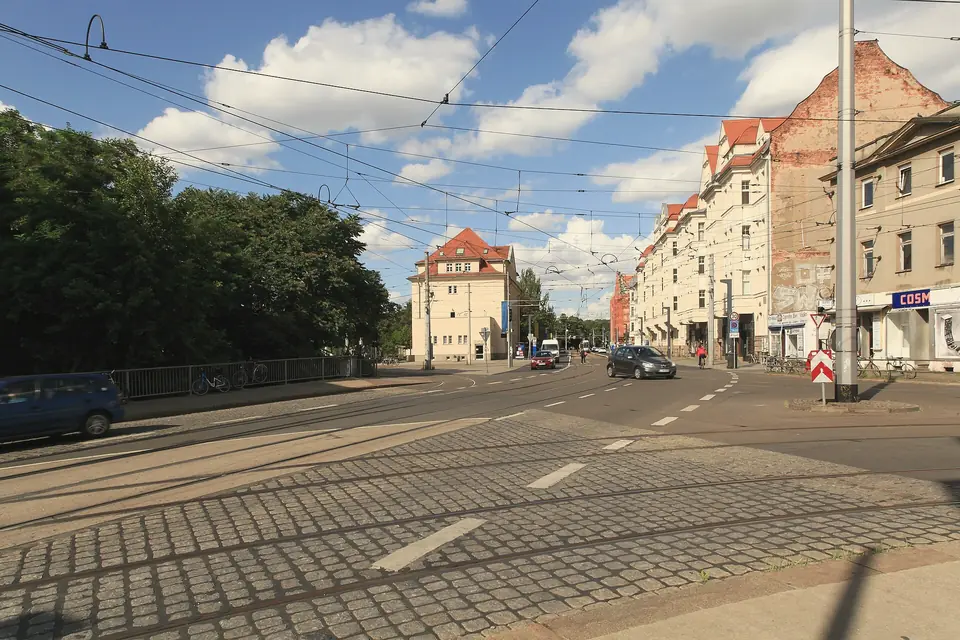 Die Kreuzung Jahnallee und Zschochersche Straße mit Straßenbahngleisen, Kopfsteinpflaster und Altbauten