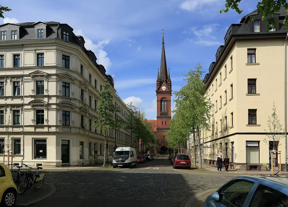 Die Hedwigstraße mit der Heilig-Kreuz-Kirche