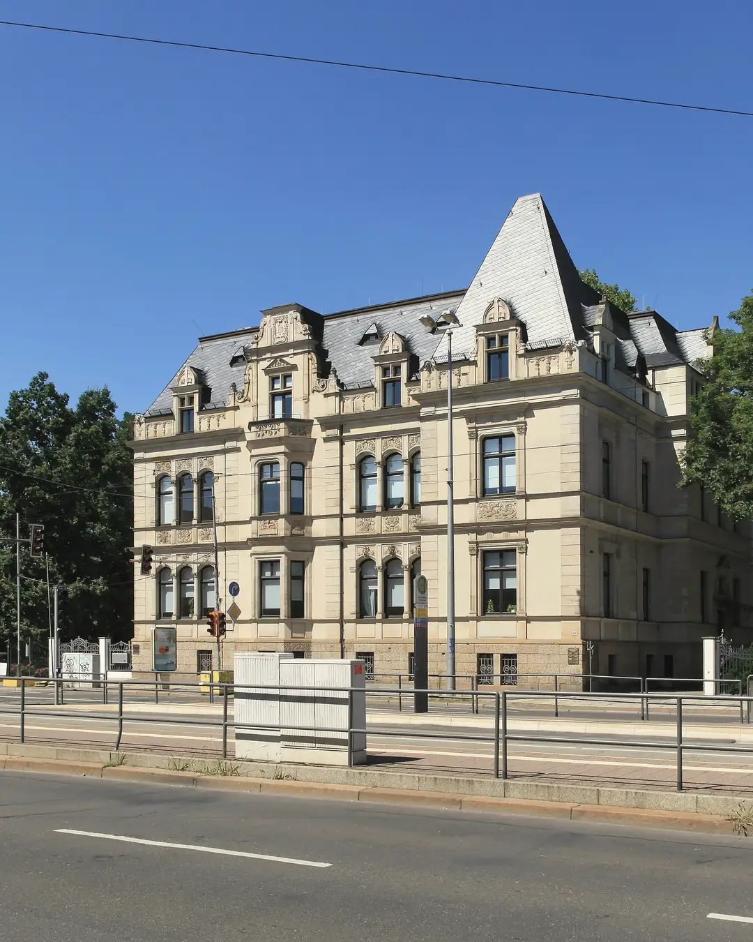 Die Villa Karl-Tauchnitz-Straße 10 in Leipzig an einem Sommertag, davor die Straße