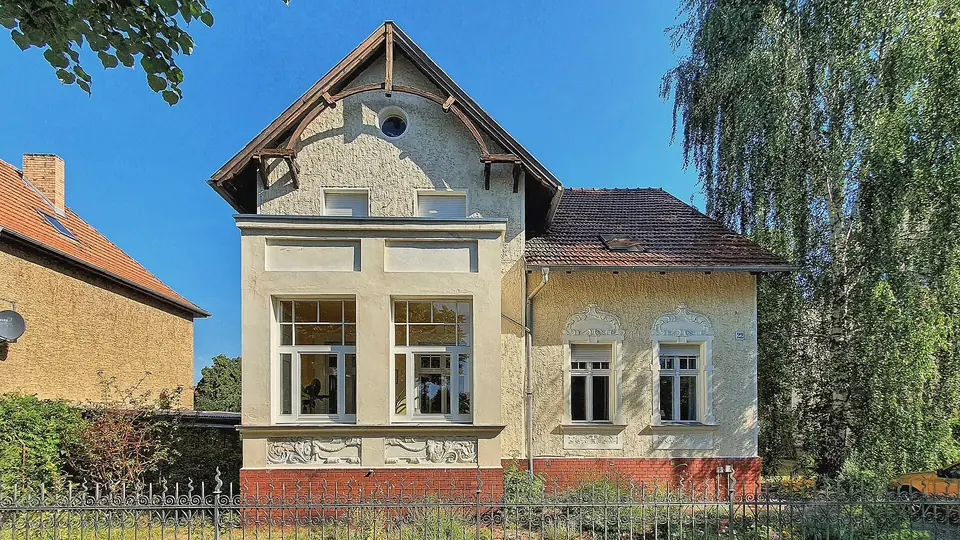 Wohnhaus mit Ziergiebel und Vorgarten in der Viktoriaallee in Birkenwerder