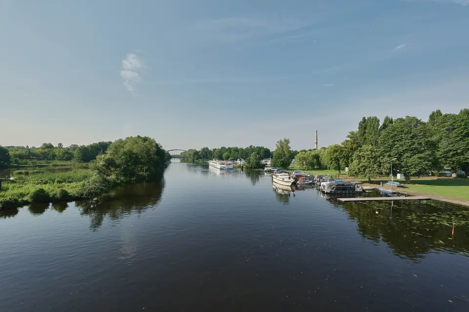 Die Havel in Hennigsdorf, von der Brücke der L 17 aus gesehen, mit Bootsanlegern am rechten Ufer