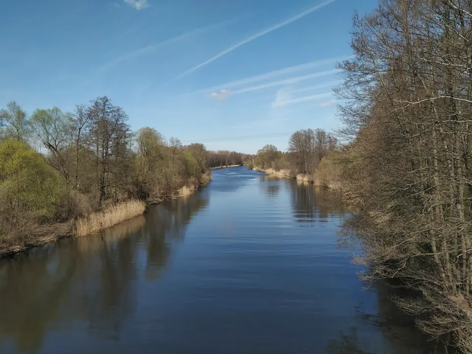 Die Havel bei Stolpe in Hohen Neuendorf, gesehen von der Autobahnbrücke Hohenschöpping, mit Schilf und Bäumen an beiden Ufern