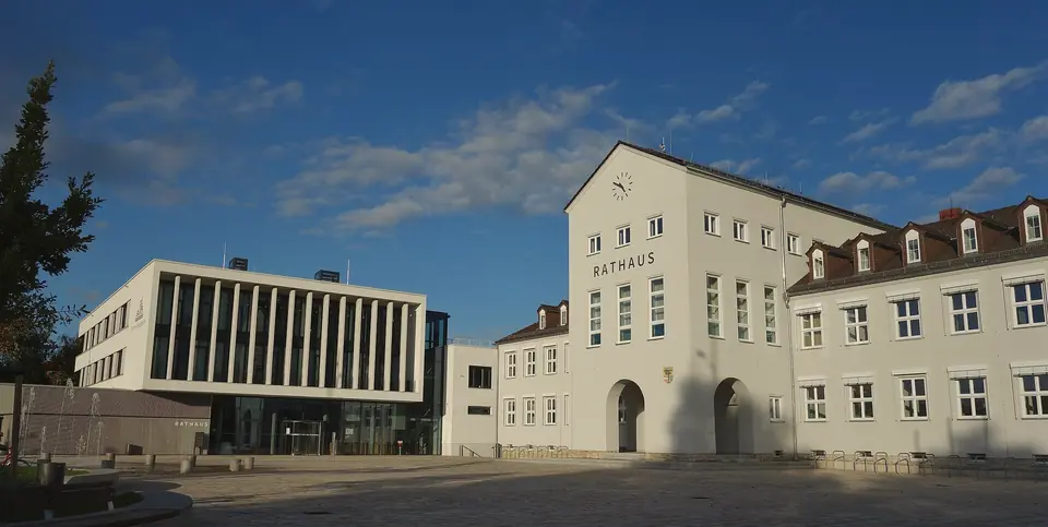 Rathaus Hohen Neuendorf: heller Altbau mit Uhr und Schriftzug, links daneben ein moderner Anbau mit Glasfassade