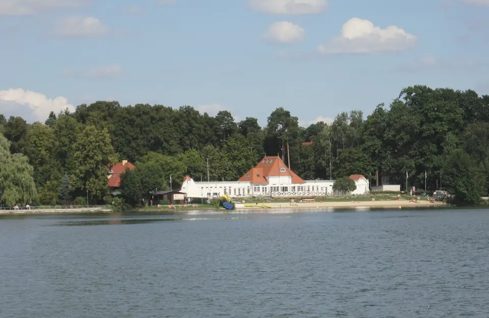 Blick über den Scharmützelsee auf das Seebad in Bad Saarow an einem Sommertag