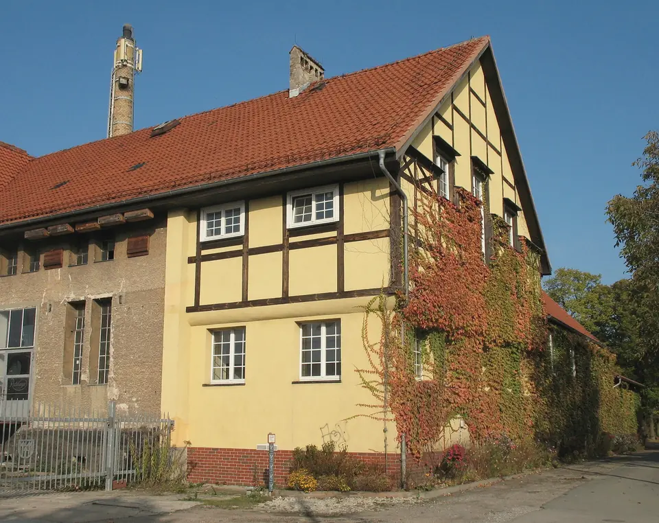 Die frühere Mosterei der Siedlung Eden, ein Fachwerkhaus mit rotem Ziegeldach und wildem Wein