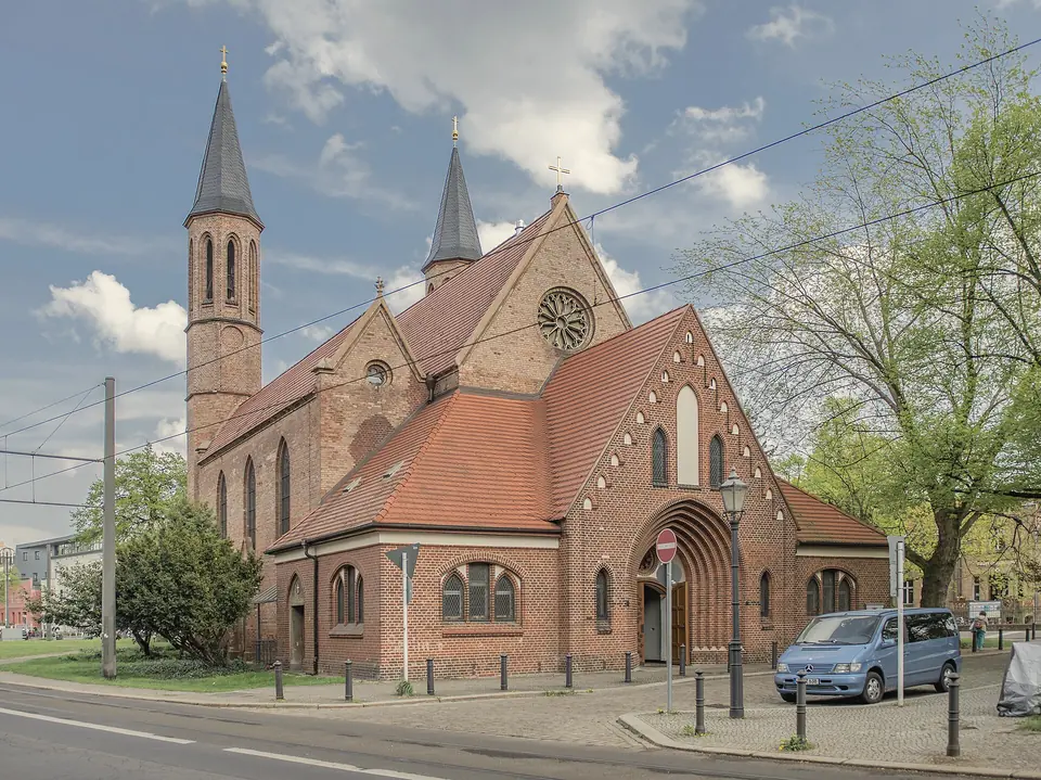 Die Alte Pfarrkirche „Zu den Vier Evangelisten“ aus Backstein mit zwei Spitztürmen an der Breiten Straße in Pankow