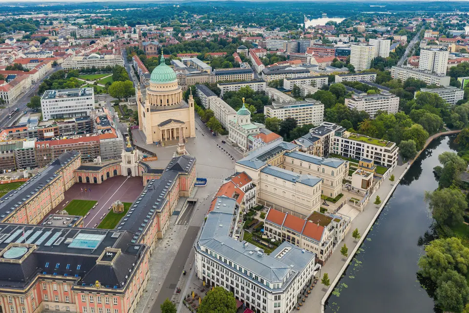 Luftbild der Potsdamer Mitte mit Stadtschloss, St. Nikolaikirche, Obelisk und Museum Barberini am Alten Markt, rechts die Havel