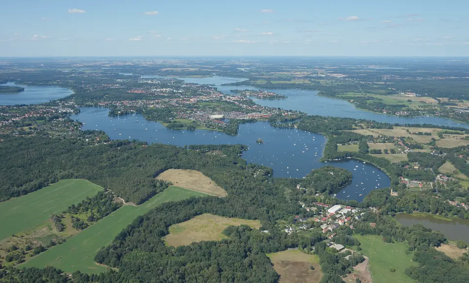 Luftbild des Glindowsees bei Werder (Havel), Blick von Süden über den See und die Ortslagen am Ufer