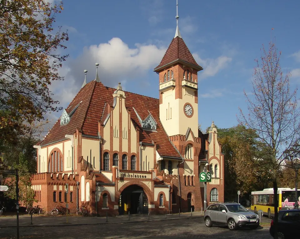 Empfangsgebäude des S-Bahnhofs Nikolassee aus Backstein mit Uhrturm und Spitzdach