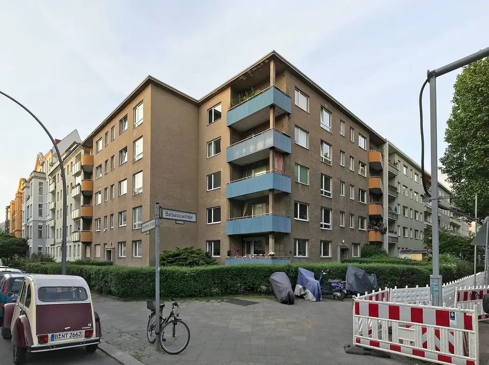 Wohnhaus an der Ecke Barbarossastraße und Münchener Straße im Bayerischen Viertel