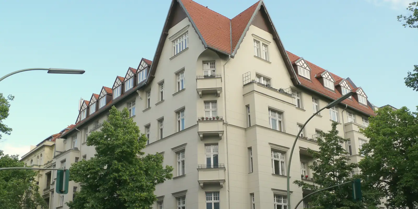 Helles Wohnhaus mit roten Giebeln, Gauben und Balkonen in der Mommsenstraße in Berlin-Charlottenburg