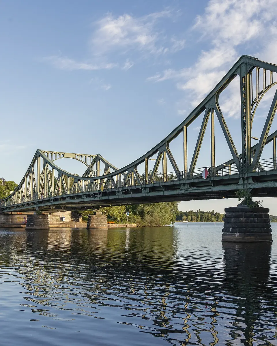 Die Glienicker Brücke über die Havel zwischen Potsdam und Berlin