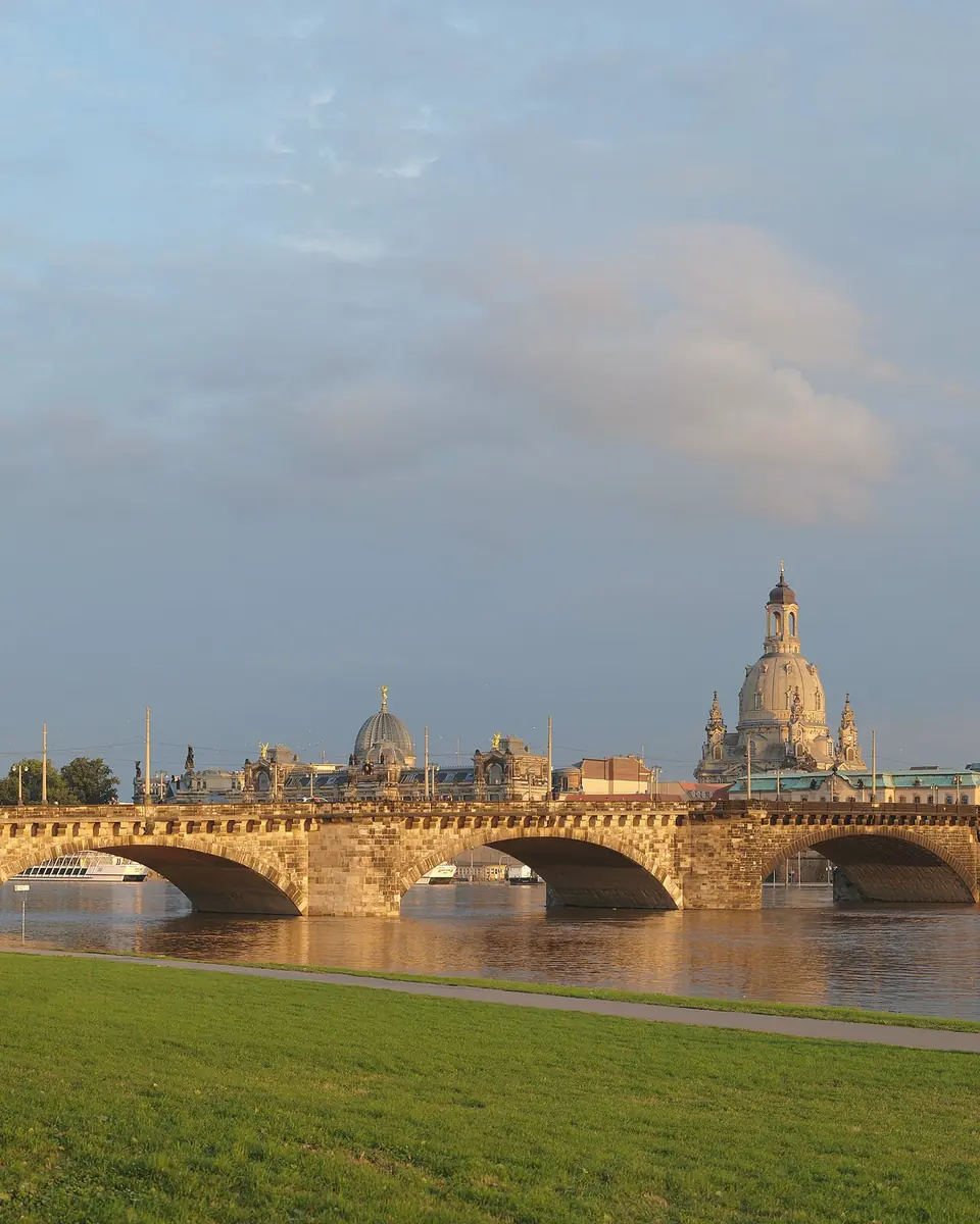 Canaletto-Blick in Dresden: Augustusbrücke, Kunstakademie, Frauenkirche und Ständehaus an der Elbe im Abendlicht