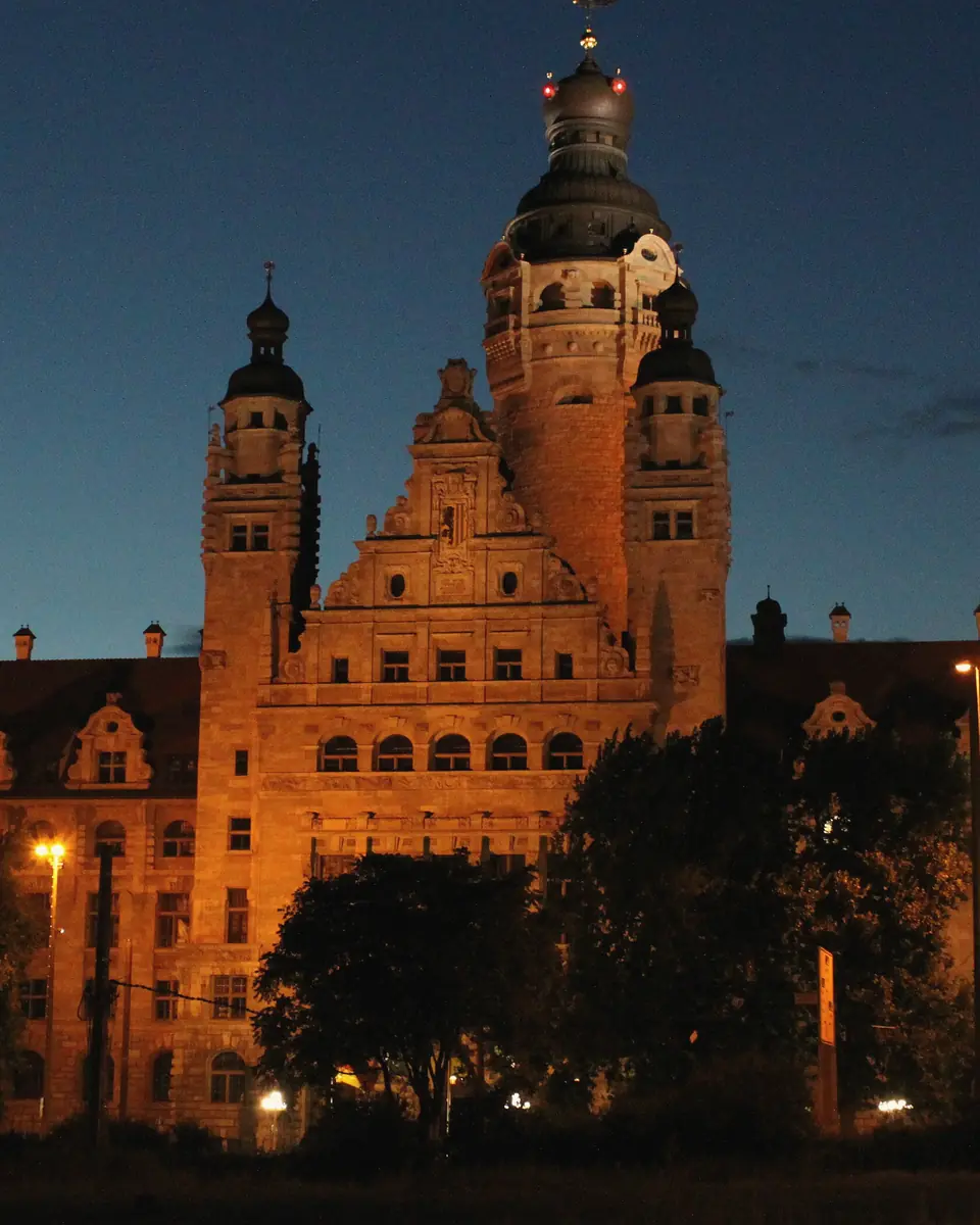 Neues Rathaus in Leipzig bei Nacht