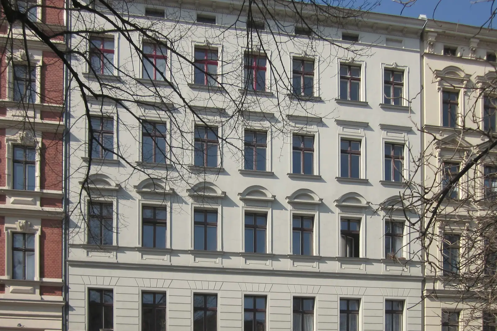 Sonnige Fassade eines Mietshauses von 1892 am Chamissoplatz in Berlin-Kreuzberg
