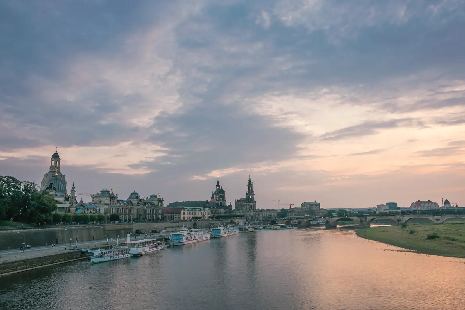 Blick von der Carolabrücke über die Elbe auf Dresden im Sonnenuntergang
