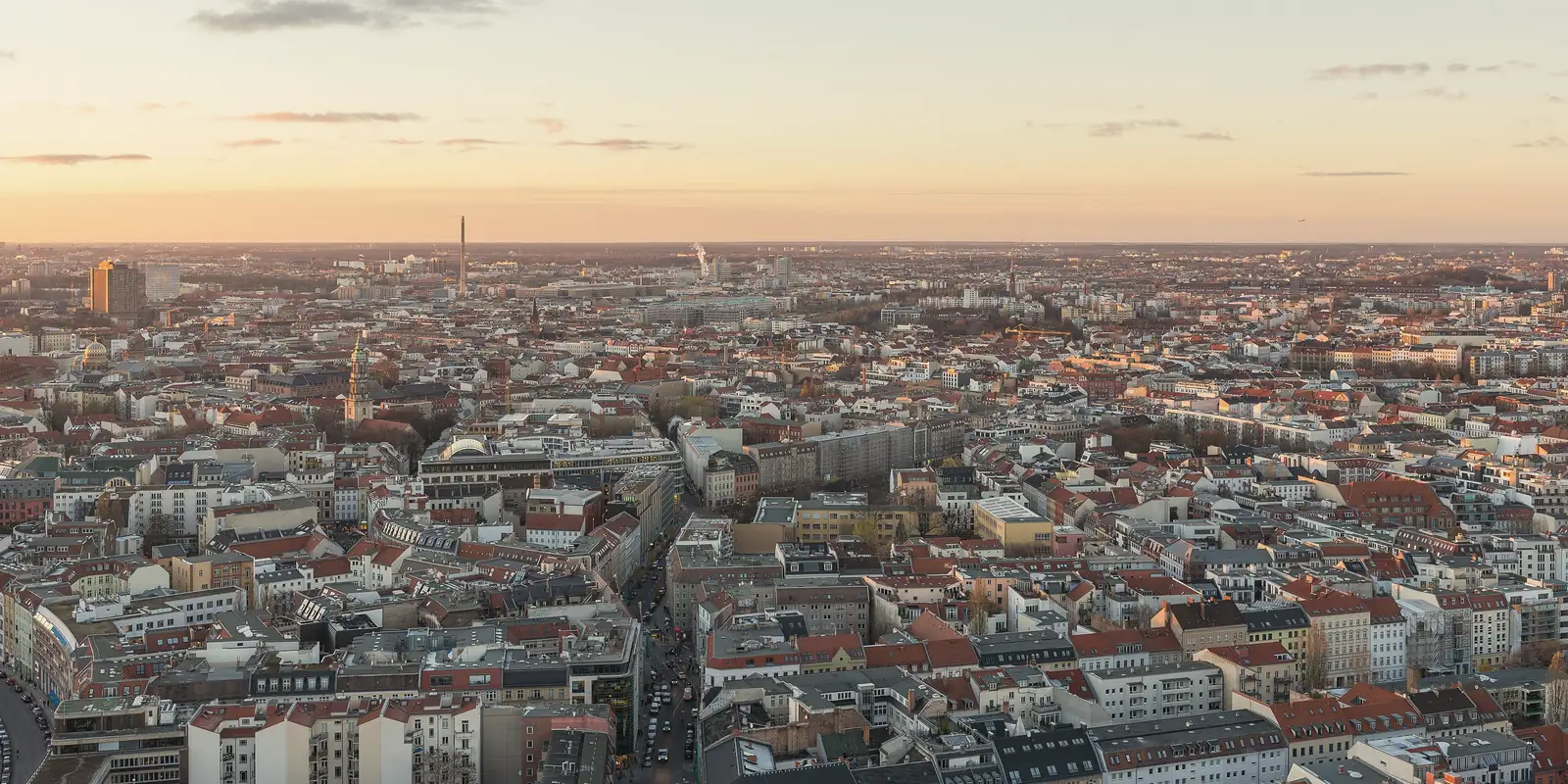 Blick vom Alexanderplatz über die Dächer von Berlin bei tief stehender Sonne