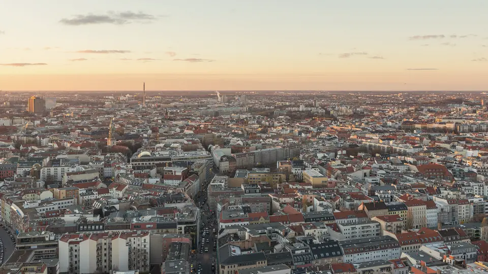 Blick vom Alexanderplatz über die Dächer von Berlin bei tief stehender Sonne