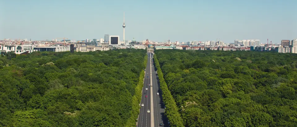 Straße des 17. Juni durch den Tiergarten, am Ende Brandenburger Tor und Fernsehturm