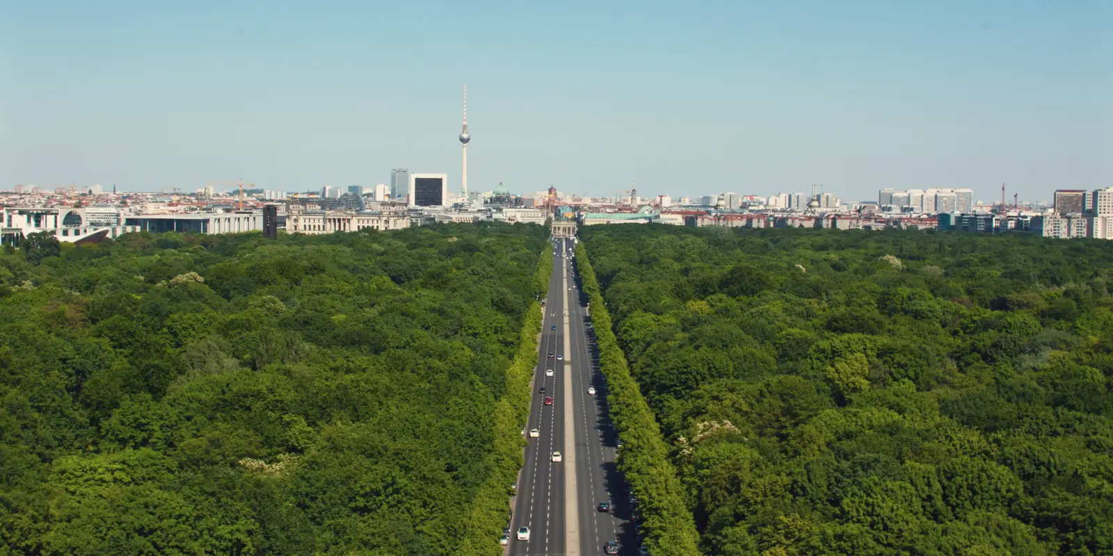 Straße des 17. Juni durch den Tiergarten, am Ende Brandenburger Tor und Fernsehturm